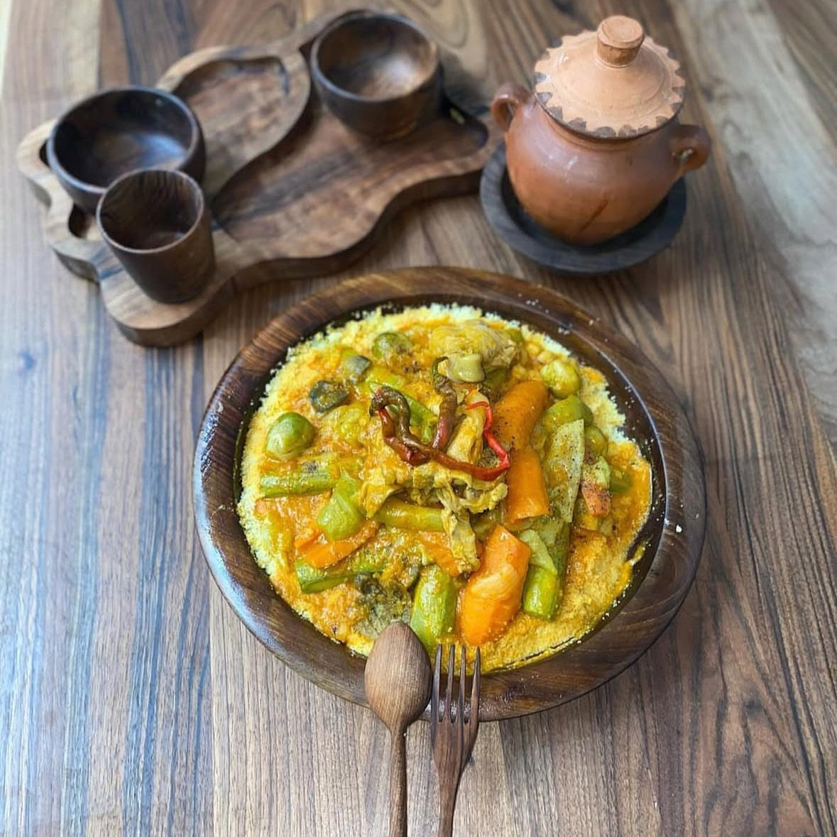 Plateau en bois artisanal avec cuillères – Design naturel élégant