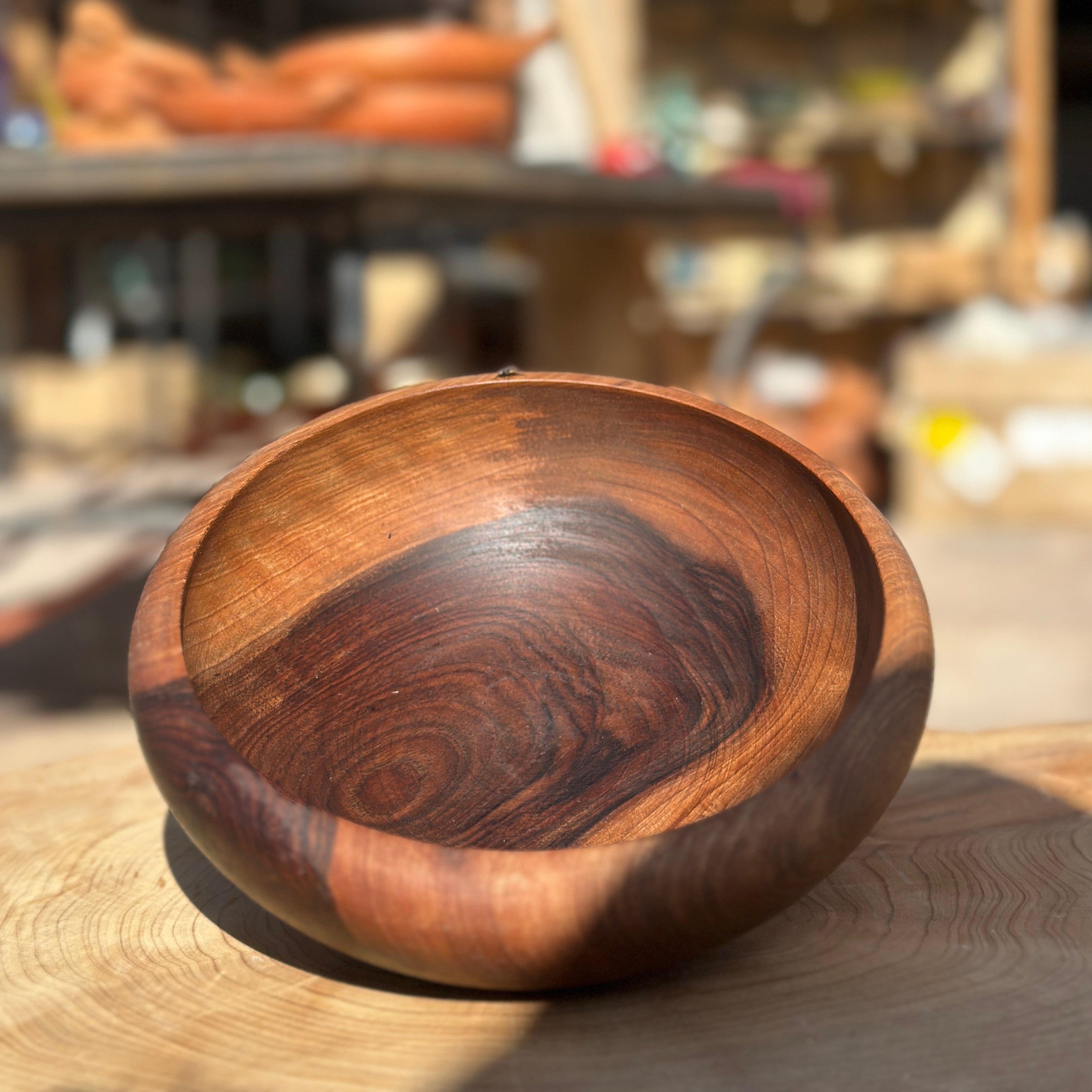 SALADIER ARTISANAL EN BOIS DE NOYER